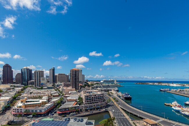 Building Photo - 215 N King St