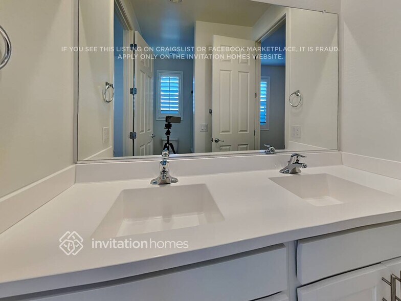 Building Photo - 18607 W Reade Ave