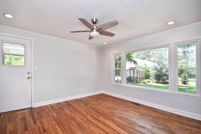 Building Photo - Charming 3/2.5 House with Lawn Care included!