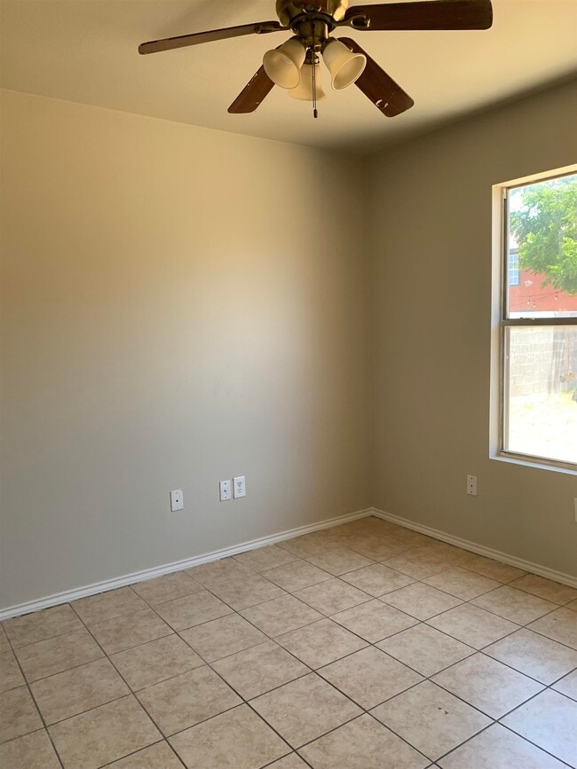Building Photo - 2615 Bandera Dr