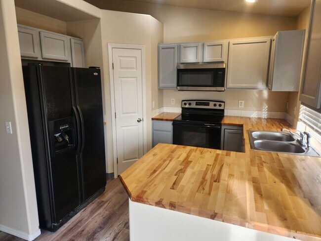 Building Photo - Remodeled 3 bedroom