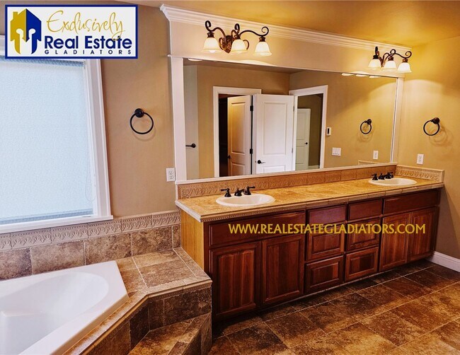Building Photo - Stunning 4-Bedroom Home for Rent in Bothell!