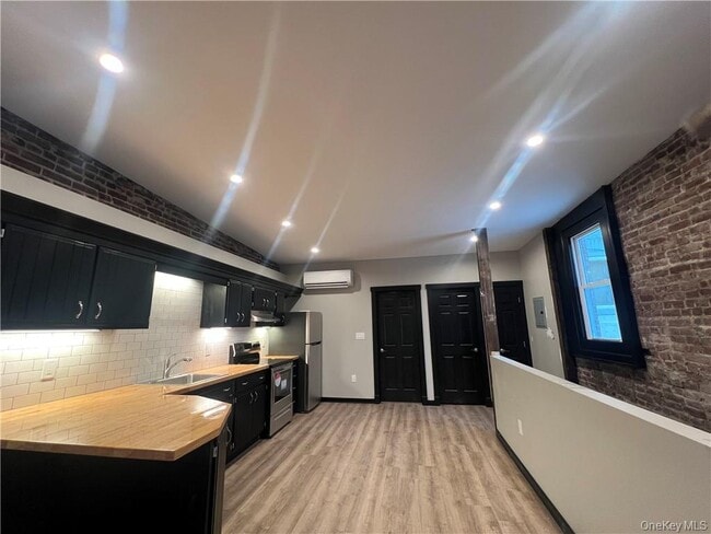 Building Photo - 30 Henry St