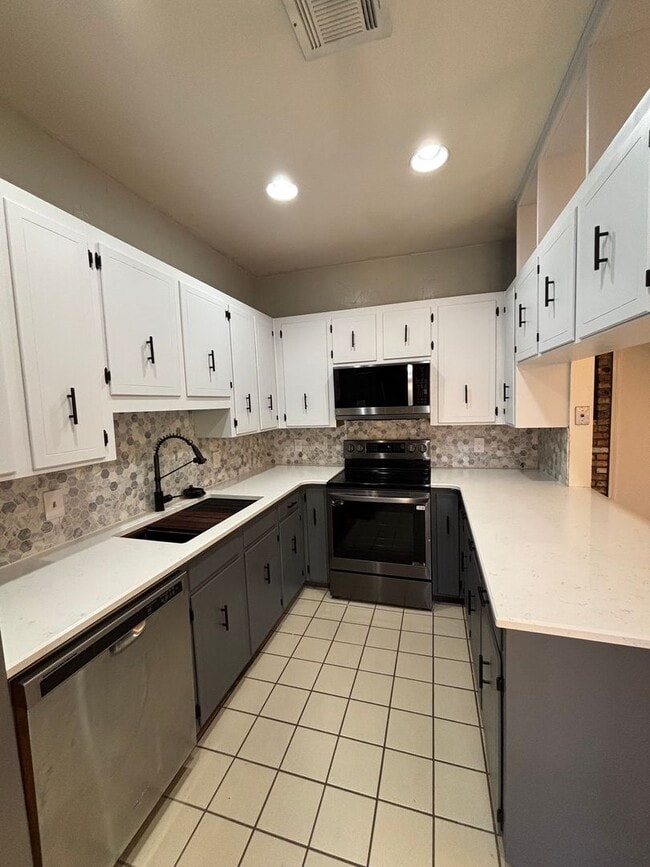 Building Photo - Eastwood on the Bayou