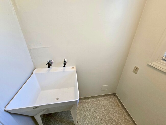 Building Photo - Upstairs apartment in downtown Santa Rosa!