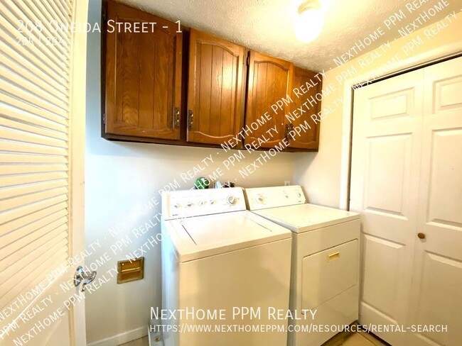 Building Photo - Great 2 bedroom,1-1/2 bath home with laund...