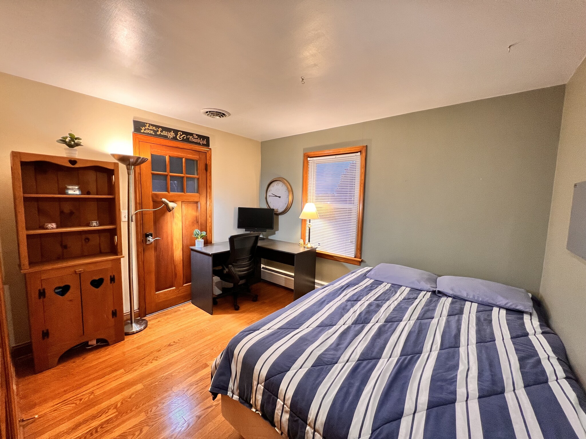 First floor back bedroom with private entrance - 324 Woodland View Dr