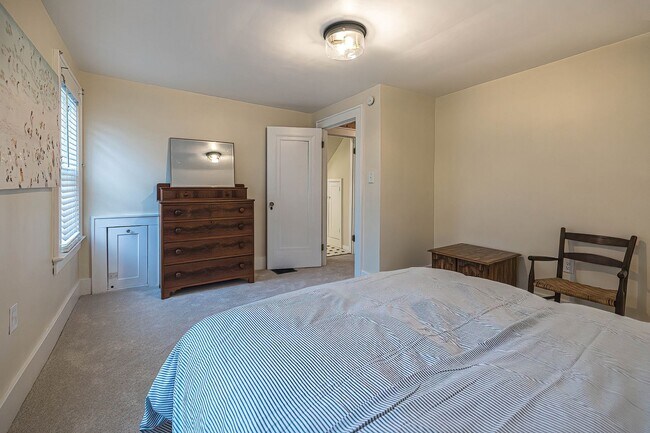 Building Photo - Quaint 4 bedroom Erie Home with Central Air & Garage Parking (Month to Month available)