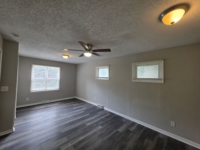 Building Photo - Spacious 4 Bed / 2.5 Bath Home with 2 Living Areas