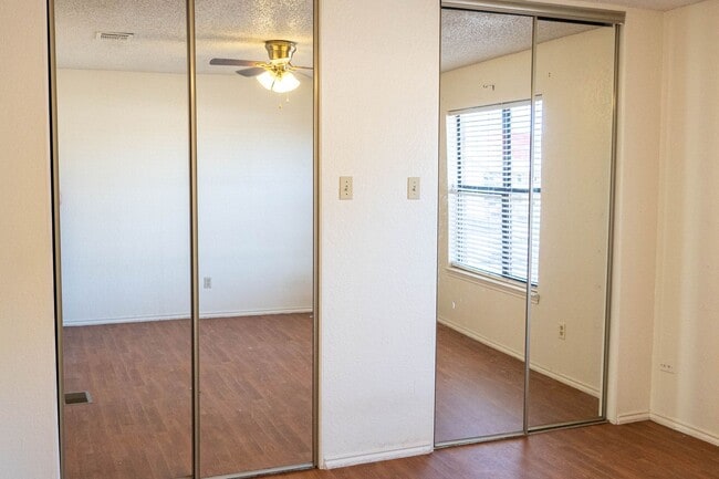 Building Photo - Cobblestone Condo!