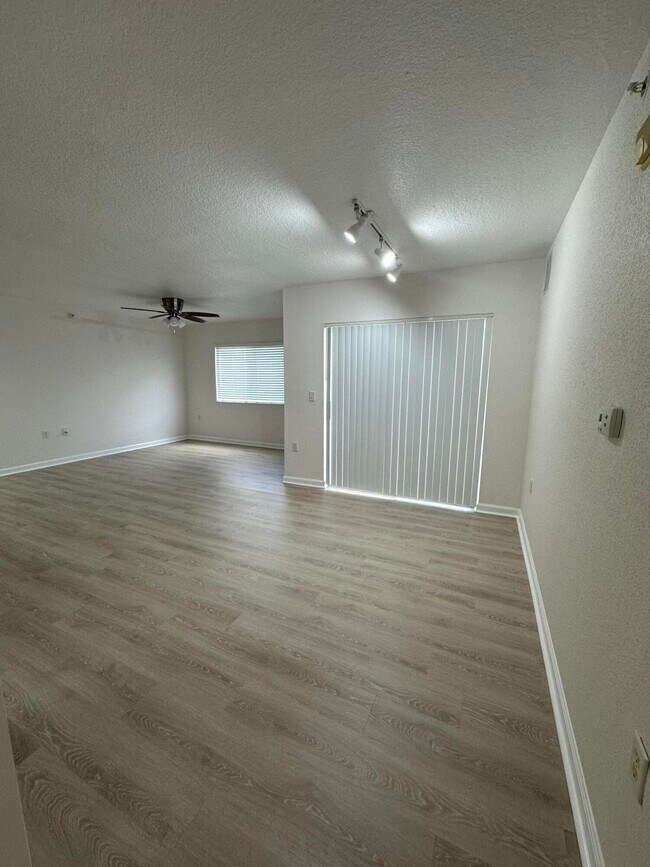 Building Photo - 261 SW Palm Dr