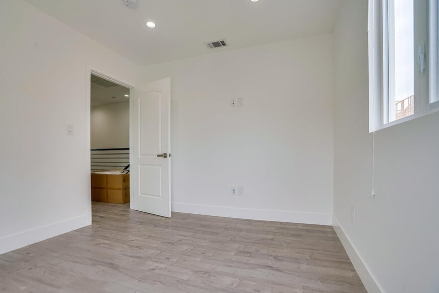 Building Photo - 2300 Carmona Ave