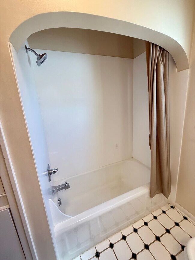 Building Photo - 3 Bedroom / 2 Bath Home - Bespoke Elegance in the University District!