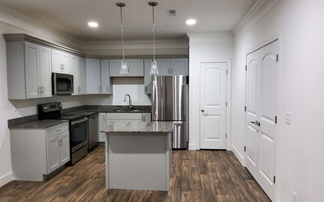 Building Photo - Patriot Palms Apartments