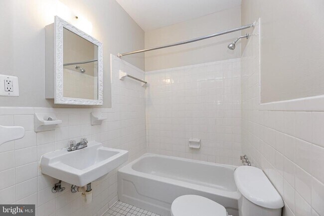 Building Photo - 2509 Cliffbourne Pl NW