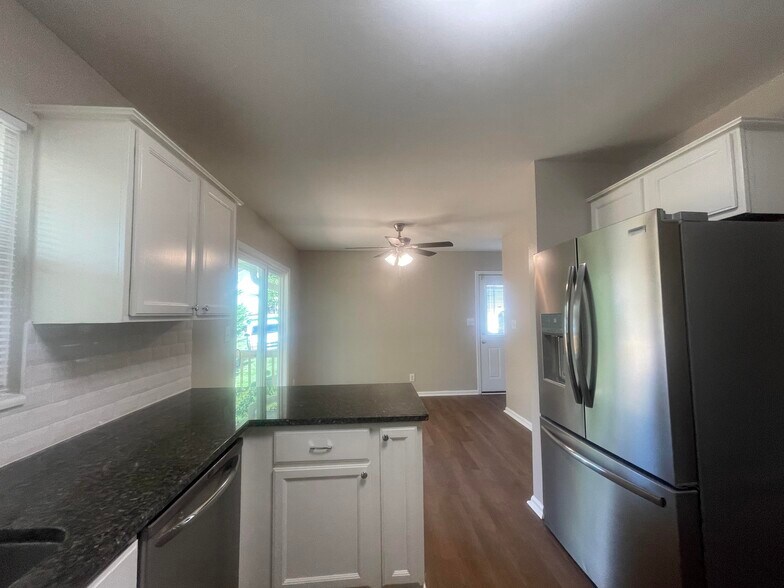 Building Photo - 221 Fallsway Ln