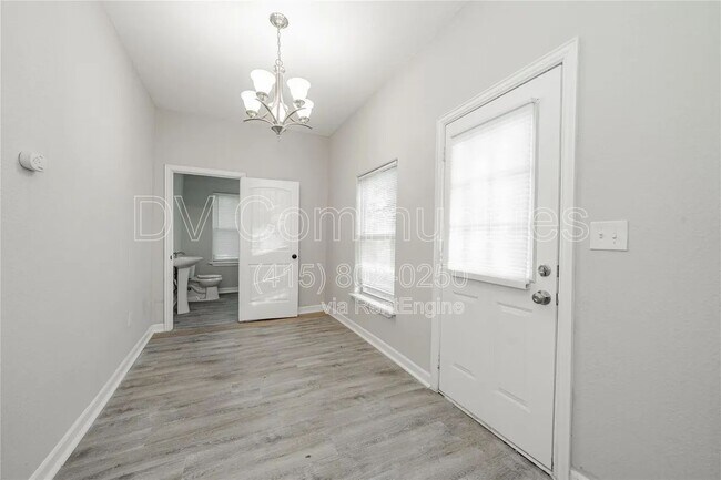 Building Photo - 606 E Brin St