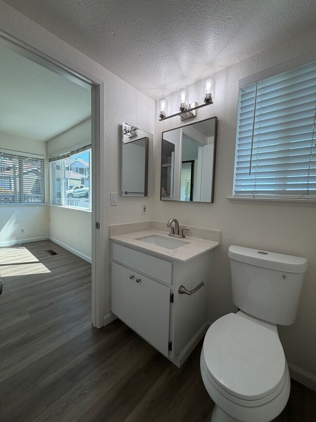 Building Photo - Ground floor Condo with sky views, Benicia