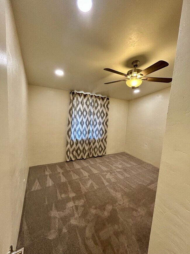 Building Photo - Updated San Leandro apartment!