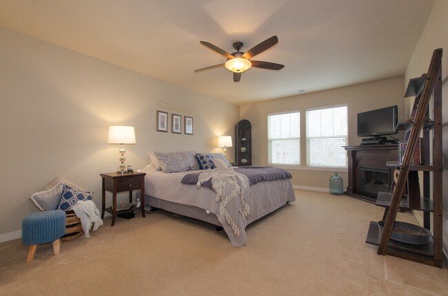 Building Photo - Large 3 bdrm / 2.5 bath with open floor pl...
