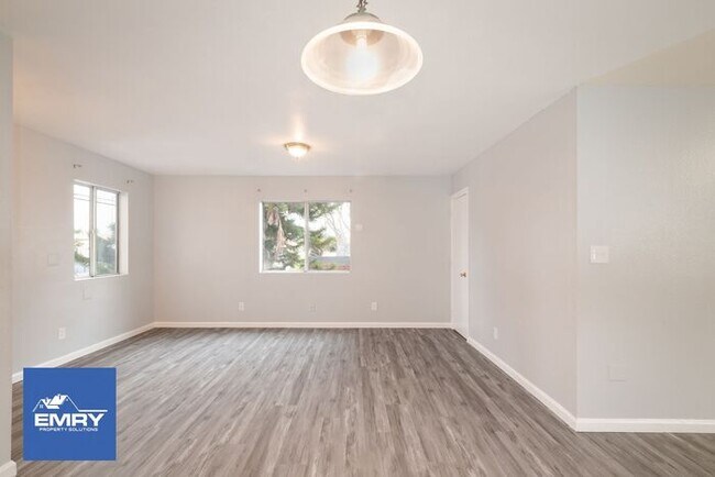 Building Photo - Gated/Secure 3 bed, w/ 2 Parking Spaces, Washer/Dryer Hookups