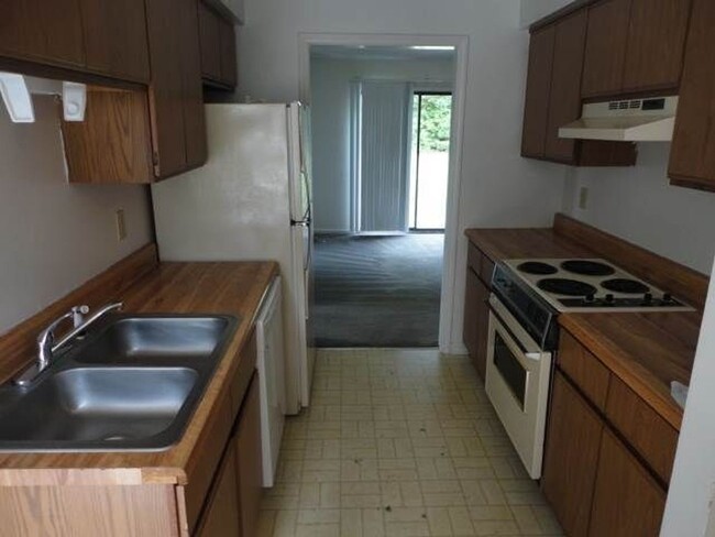 Building Photo - Two bedroom and two bath duplex located ju...