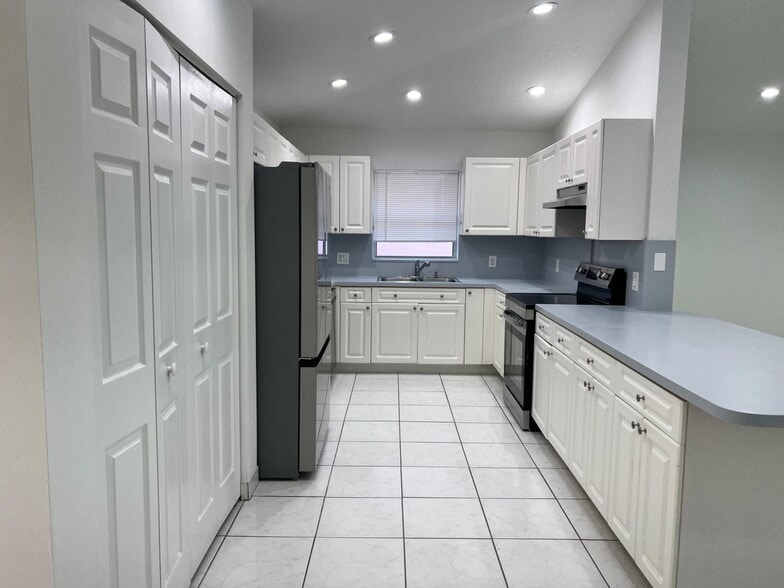 Building Photo - 1096 Staghorn St