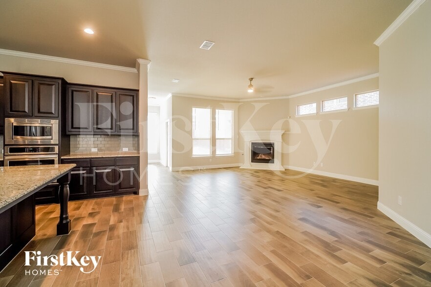 Building Photo - 15013 Gladstone Dr