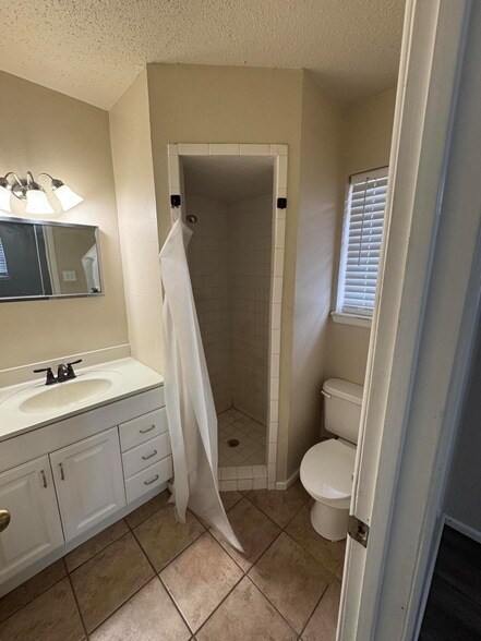 Building Photo - 601 Chicago Ave