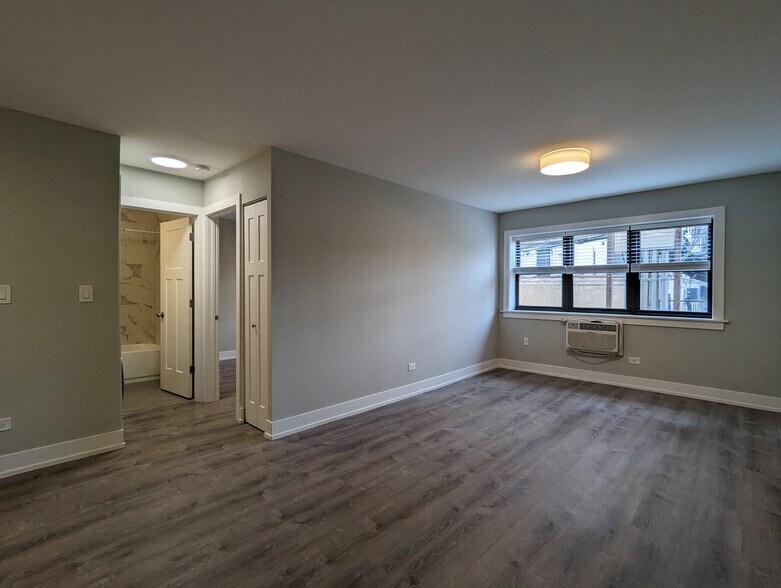 Building Photo - 456 W Barry Ave