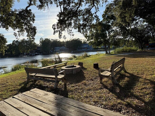 Building Photo - 13513 Shady Shores Dr