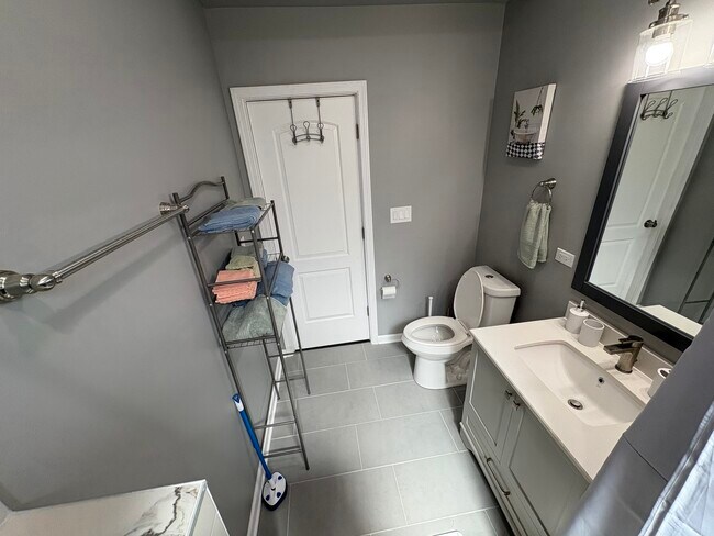 Building Photo - 1755 E 72nd St