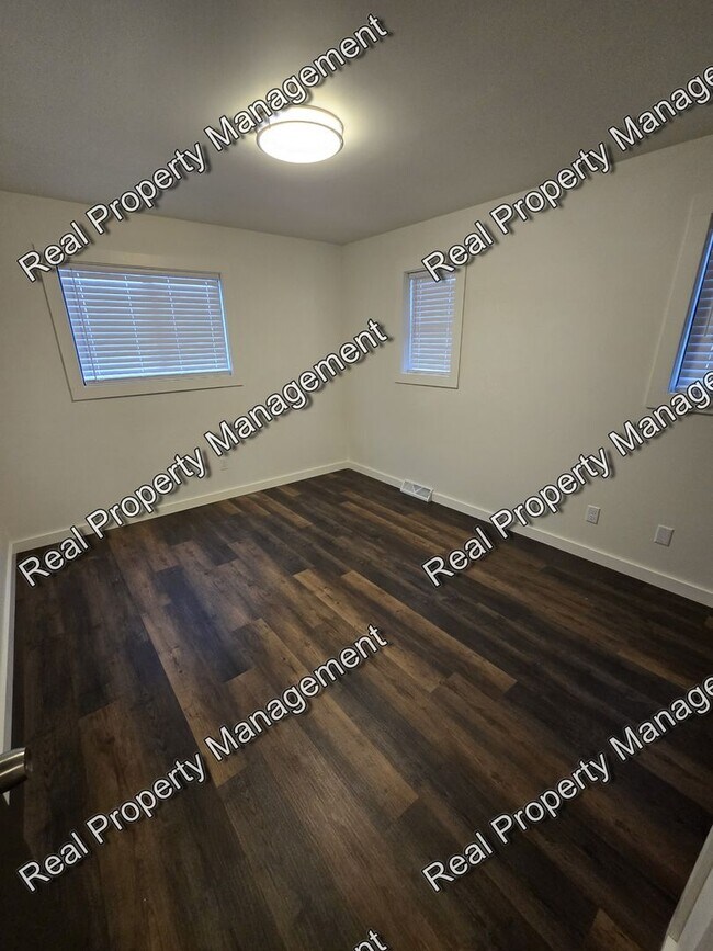 Building Photo - Updated 2 Bedroom Townhome