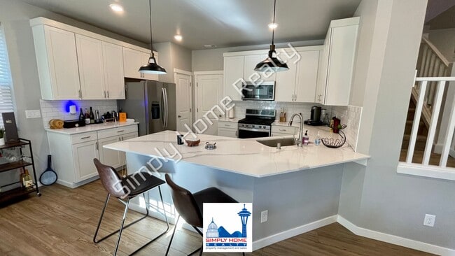 Building Photo - Step into the luxurious comfort of your dream home!