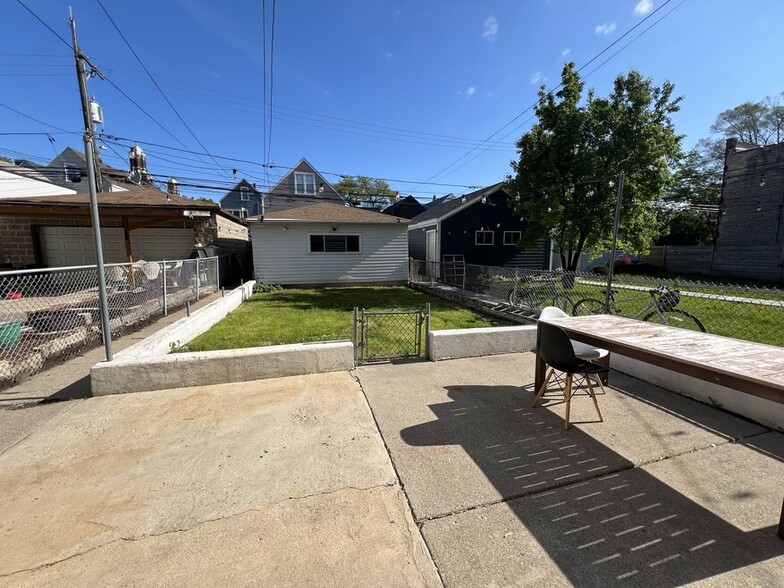 Building Photo - 3610 W Diversey Ave