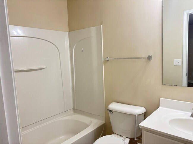 Building Photo - 2215 Landing Walk Dr