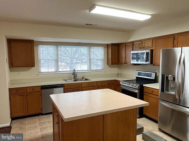 Building Photo - 874 Waterford Dr