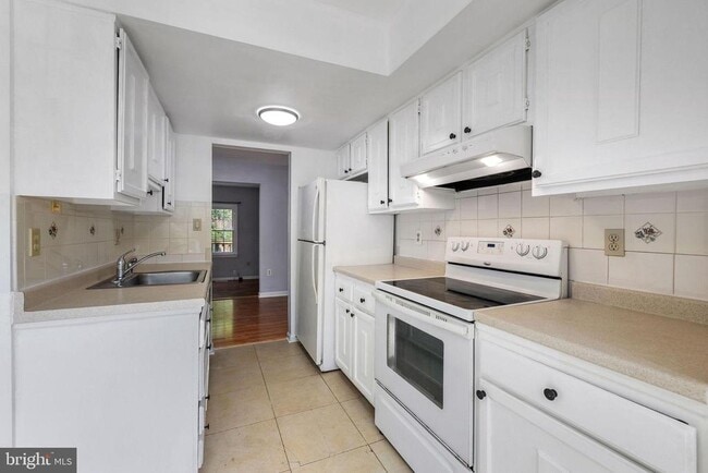Building Photo - 4825 Nash Dr