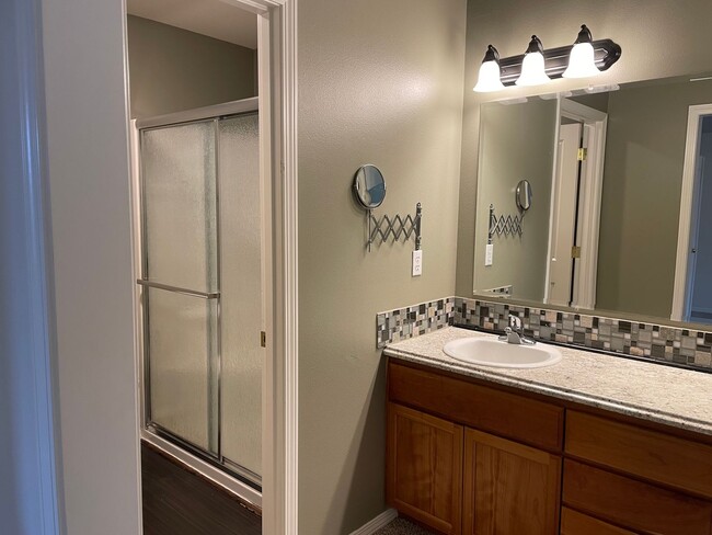 Building Photo - Custom Townhome in Camas School District! Stainless Steel Appliances and A/C!