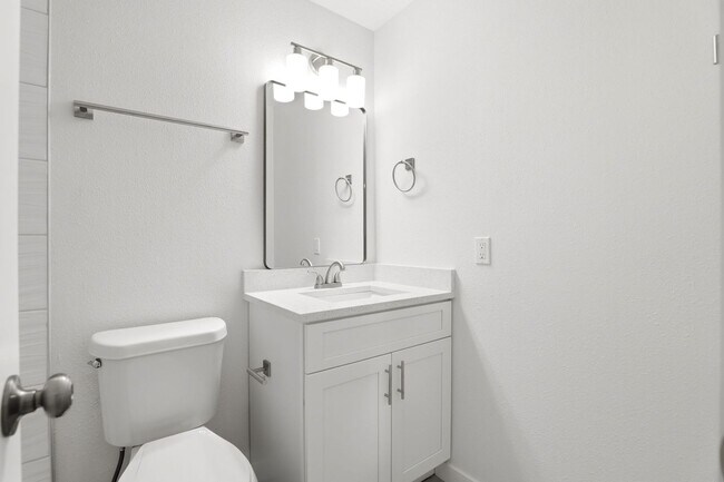 Building Photo - Stunning Remodeled 3BR Duplex in Oviedo with Modern Upgrades