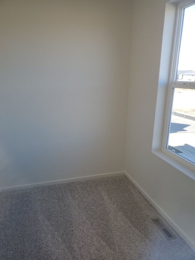 Building Photo - Spacious Home in NE Ft. Collins - Neighborhood Pools