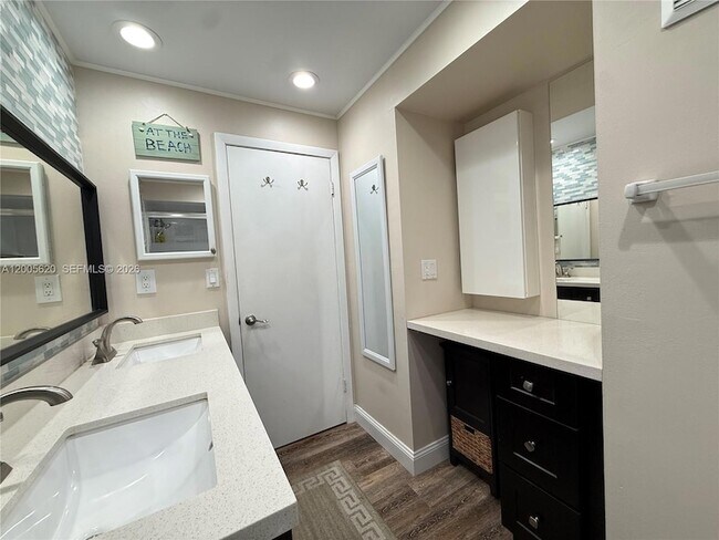 Building Photo - 230 Lakeview Dr