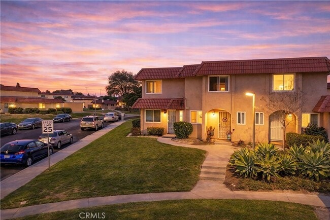Building Photo - 2 Bedroom Townhome in San Marcos