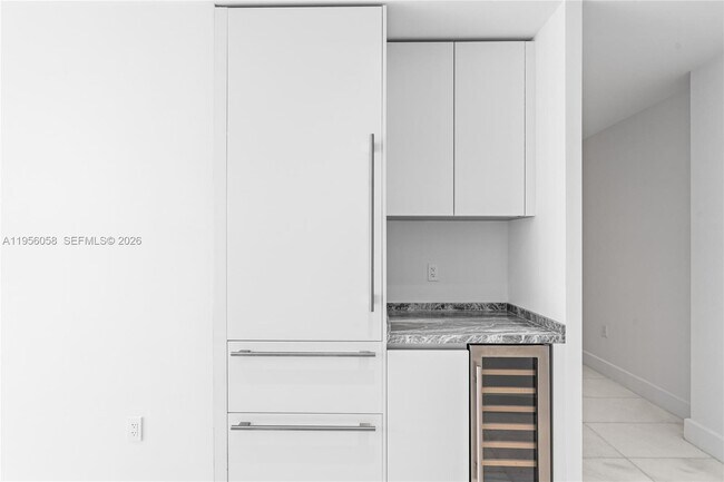 Building Photo - 700 NE 26th Terrace