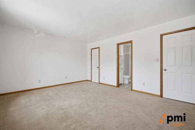 Building Photo - UPDATED 3 BEDROOM 2.5 BATH, FENCED YARD PETS ALLOWED