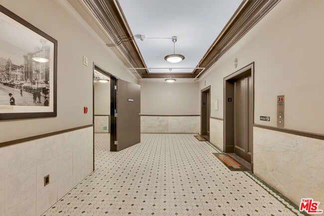 Building Photo - 215 W 7th St