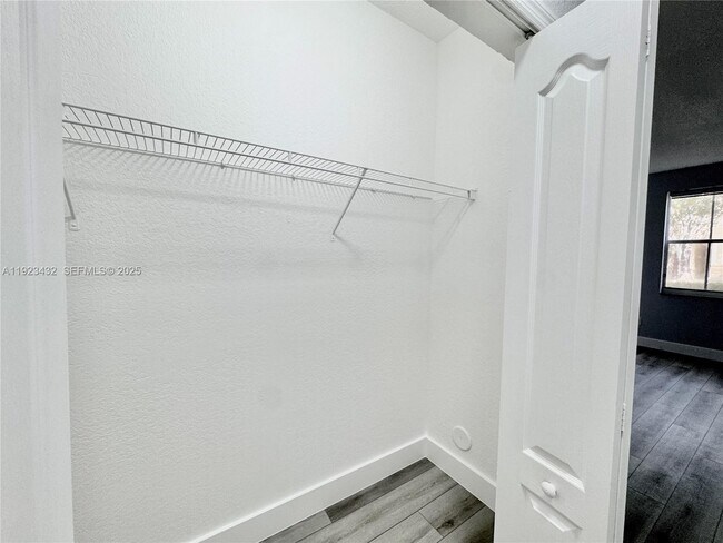 Building Photo - 120 Jacaranda Country Club Dr