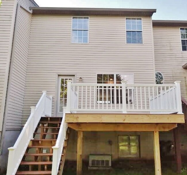 Building Photo - 3 Bed / 2 Bath Single Family Townhome