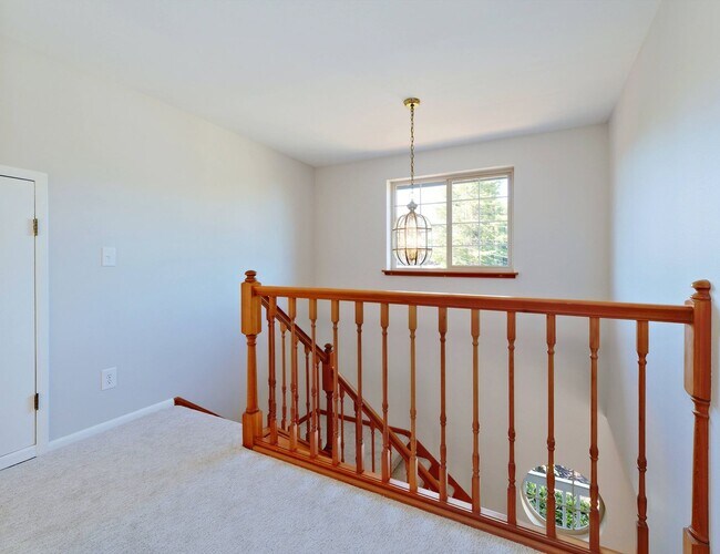 Building Photo - 721 Crown Dr