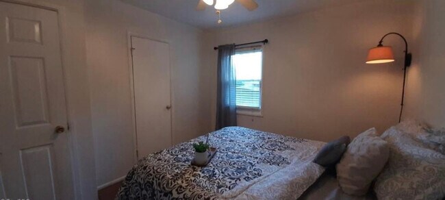 Building Photo - 2128 E 12th St